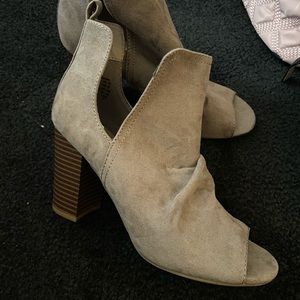 BNWOT - Tan/Brown Heels